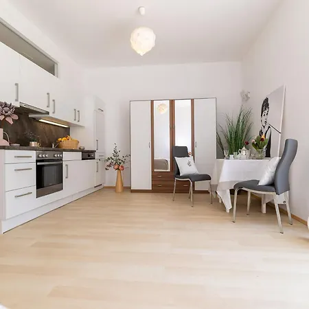 Garden Vienna Airport - By Mynests Apartment *