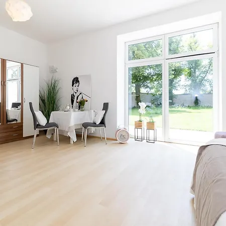 Garden Vienna Airport - By Mynests Apartment *