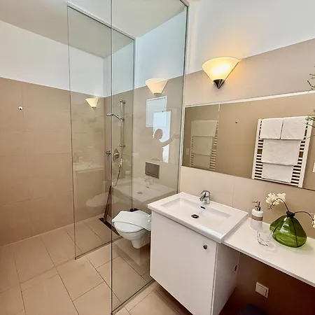 Garden Vienna Airport - By Mynests Apartment *