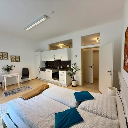 Apartment Garden Vienna Airport - By Mynests Schwechat