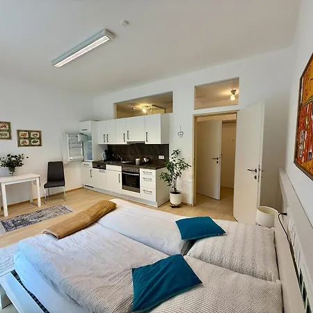 Garden Vienna Airport - By Mynests Apartment *